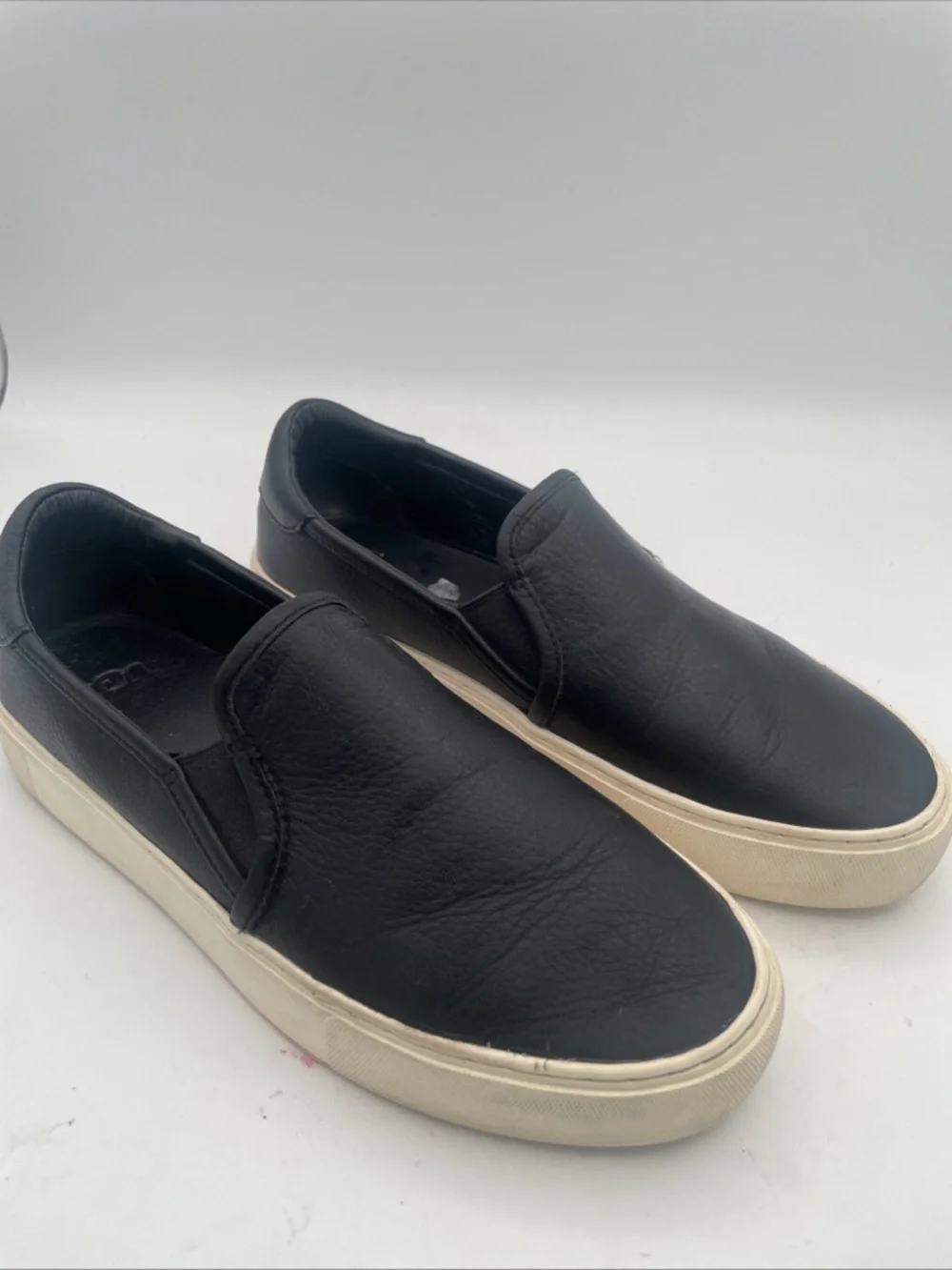 UGG‎ Women’s black leather Slip-On  Sneaker Loafer Comfort Size 8.5